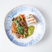 Филе тунца с рисовой лапшой, овощами и кунжутным соусом