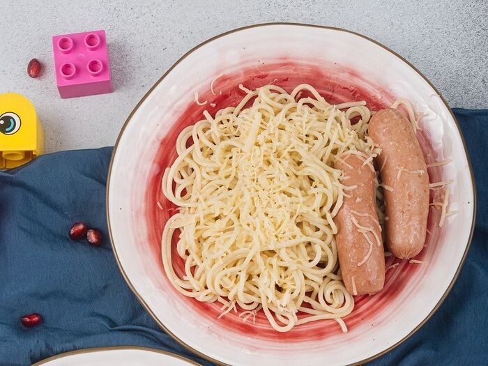 Спагетти с сыром и сосисками