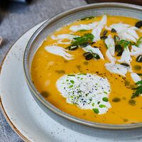 Крем-суп из тыквы с камчатским крабом и сыром страчателла