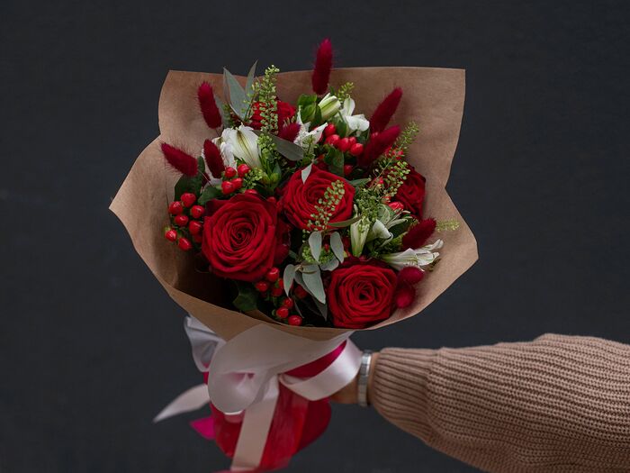 Букет цветов Красные розы с ягодами