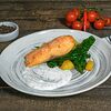 Фото к позиции меню Стейк из лосося с греческим соусом