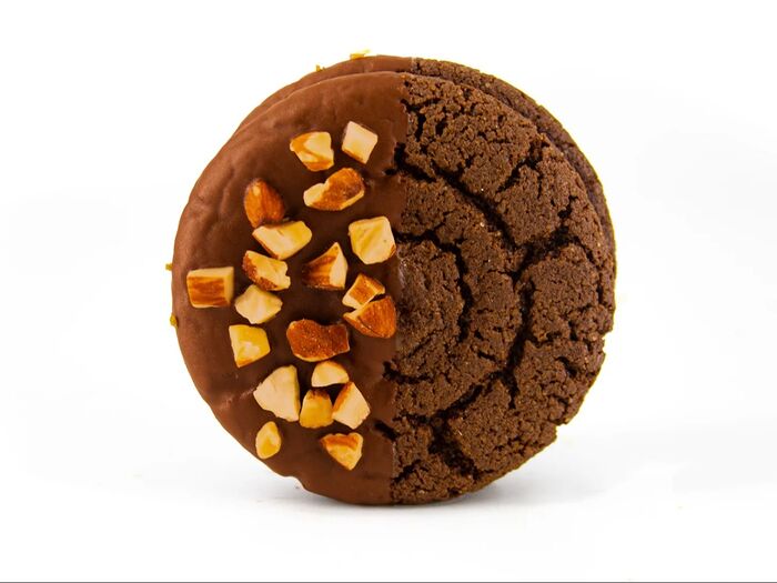Пирожное Wookie Cookie (вареная сгущенка-орехи)
