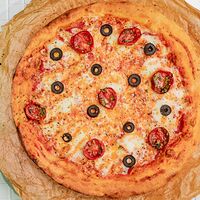 Пицца с моцареллой, маслинами и вялеными томатами