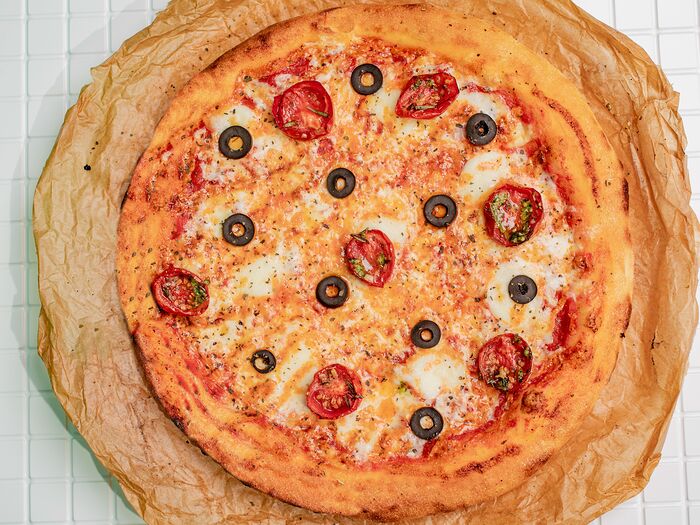 Пицца с моцареллой, маслинами и вялеными томатами