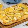 Фото к позиции меню Пицца с сыром горгонзола и карамелизированной грушей