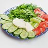 Фото к позиции меню Тарелка овощей, сыра и зелени