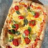 Фото к позиции меню Римская пицца с сыром Скаморца и томатами
