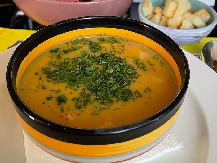 Гороховый суп с копченостями и сухариками (каждый день)