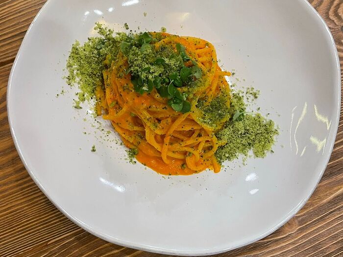 Спагетти с бурратой, помидорами черри и зеленым пармезаном