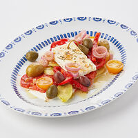 Греческий салат с оливками, каперсами, фетой и перцем рамиро