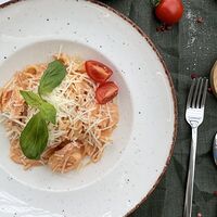 Спагетти с креветками и кальмарами