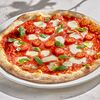 Фото к позиции меню Пицца с моцареллой буффало, томатным соусом и томатами черри