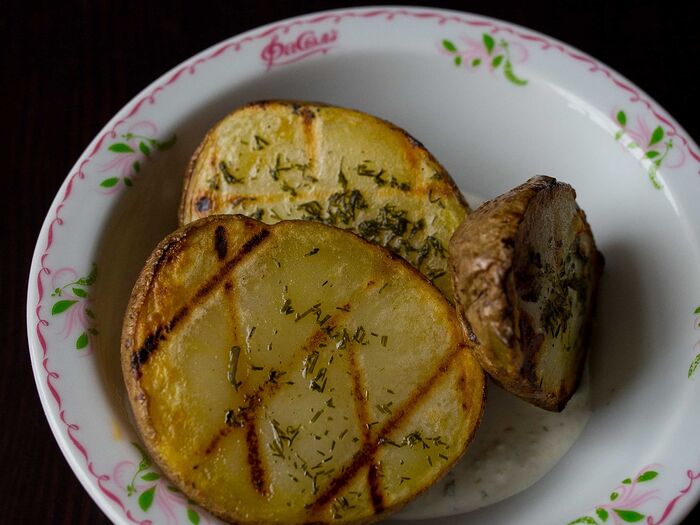 Картофель запечённый с чесночным соусом