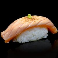 Суши опаленный лосось 1шт