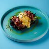Фото к позиции меню Завтрак яйцо Бенедикт с овощным тартаром