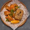 Фото к позиции меню Тёмный жареный рис с филе куриной грудки в панировке в апельсиновом соусе