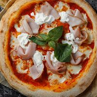 Пицца Неаполитанская с окороком и Страчателлой