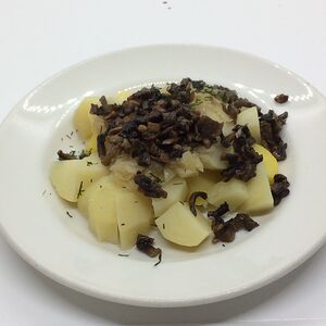 Картофель отварной с луком и шампиньонами