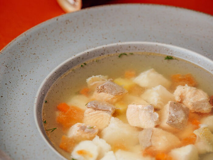 Рыбный суп из лосося и судака с овощами