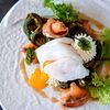 Фото к позиции меню Вафля из брокколи с лососем, яйцом пашот и сливочно-сырным соусом