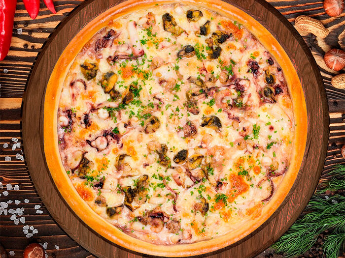 Морская 40 см•соус пицца•сыр моцарелла•морской коктейль•халапеньо•кальмар•зелень