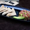 Фото к позиции меню Тартар из тунца с авокадо на тостах