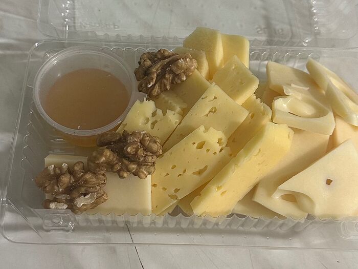 Сырная нарезка с мёдом и орешками