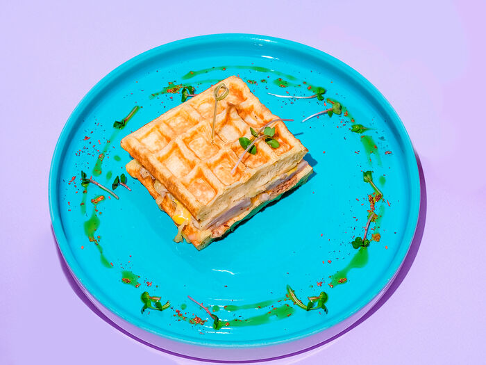 Вафельный гриль сендвич с копченым окороком и капустой кимчи
