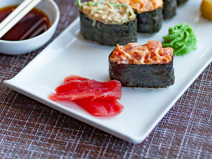 Суши, запечённые под спайси соусом с тунцом