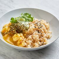 Жареный рис с креветками и огурцом