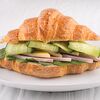 Фото к позиции меню Круассан-сэндвич с ветчиной и сыром