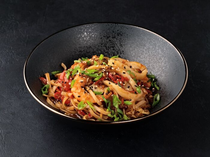 Лапша Удон, приготовленная на wok с креветками и кальмаром