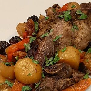 Баранина тушёная с овощами и грибами в томатном соусе