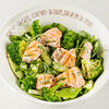 Фото к позиции меню Салат с лососем гриль, авокадо, брокколи, листьями салата и восточным соусом