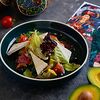 Фото к позиции меню Зеленый салат с томатами и авокадо, домашним сыром и оливами