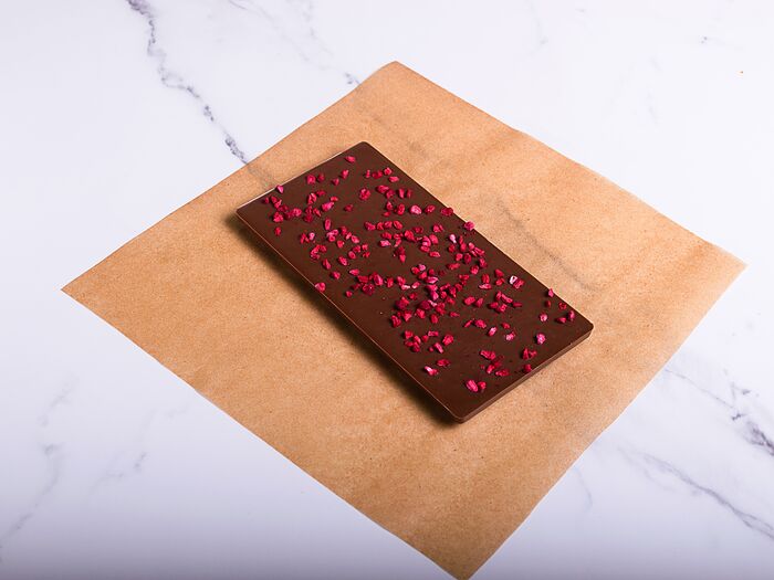 Плитка из бельгийского шоколада с сублимированной малиной