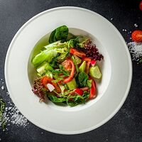 Салат из свежих овощей и зелени