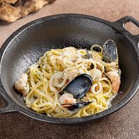 Спагетти с морскими гадами в сливочном соусе