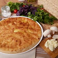 Осетинский пирог с курицей, сыром и грибами