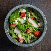 Салат с дыней и рукколой