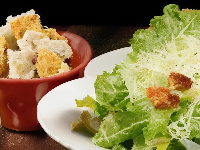 Комбо с салатом Цезарь чесночный и луковыми колечками