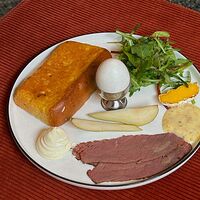 Ploughmans lunch: хлеб, сыр, масло, пастрами, груша, зелень