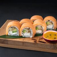 Ролл с лососем, японским омлетом томаго и соусом маракуйя
