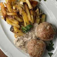 Котлеты мясные с жареным картофелем и грибами
