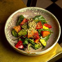 Овощной салат с соусом песто