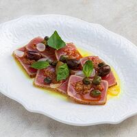 Опаленный свежий тунец с оливками и каперсами