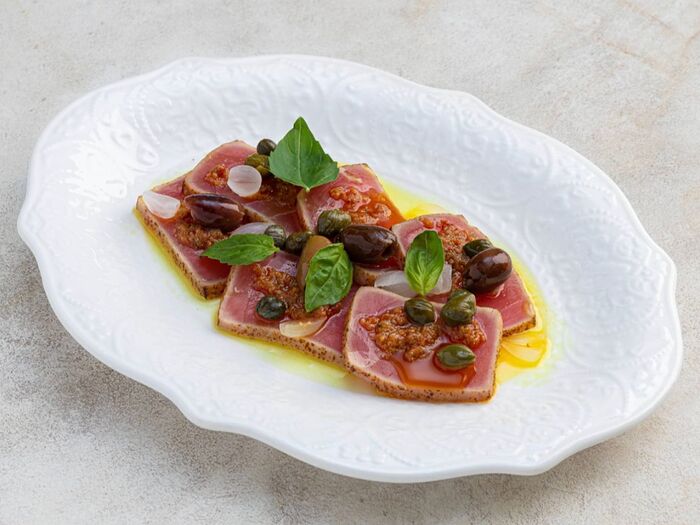 Опаленный свежий тунец с оливками и каперсами
