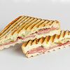 Фото к позиции меню Горячий сэндвич с салями и сливочным сыром