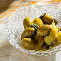 Битые оливки с шалфеем
