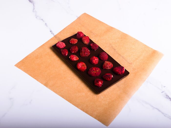 Плитка из тёмного бельгийского шоколада с сублимированной клубникой